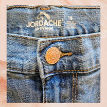 Carregue a imagem no visualizador da Galeria, Jordache Girlfriend Distressed Medium Wash Jeans NWOT Size 18 (Girl)
