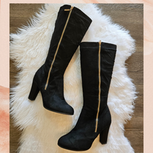 Chargez l&#39;image dans la visionneuse de la galerie, Journee Collection Black Soft Faux Suede Tall Heeled Boots (Pre-Loved) Size 10
