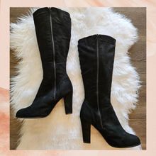 Chargez l&#39;image dans la visionneuse de la galerie, Journee Collection Black Soft Faux Suede Tall Heeled Boots (Pre-Loved) Size 10
