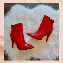 Carregue a imagem no visualizador da Galeria, JustFab Red Scale Acacia Stiletto Ankle Bootie NWOT Size 10
