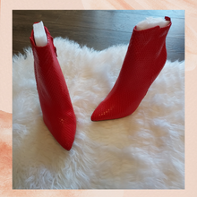 Carregue a imagem no visualizador da Galeria, JustFab Red Scale Acacia Stiletto Ankle Bootie NWOT Size 10
