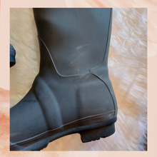 Cargue la imagen en el visor de la galería, Kamik Dark Gray Tall Rubber Rain Boots (Pre-Loved) Size 9
