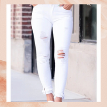 Carregue a imagem no visualizador da Galeria, KanCan White Distressed Skinny Cropped Ankle Jeans NWOT Size 7/27 (Juniors)
