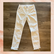 Carregue a imagem no visualizador da Galeria, KanCan White Distressed Skinny Cropped Ankle Jeans NWOT Size 7/27 (Juniors)
