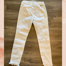 Carregue a imagem no visualizador da Galeria, KanCan White Distressed Skinny Cropped Ankle Jeans NWOT Size 7/27 (Juniors)
