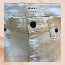 Carregue a imagem no visualizador da Galeria, KanCan White Distressed Skinny Cropped Ankle Jeans NWOT Size 7/27 (Juniors)
