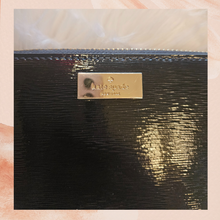 Laden Sie das Bild in den Galerie-Viewer. Kate Spade Black Patent Leather Wallet (Pre-Loved) OS
