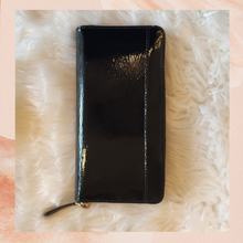 Laden Sie das Bild in den Galerie-Viewer. Kate Spade Black Patent Leather Wallet (Pre-Loved) OS
