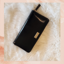 Laden Sie das Bild in den Galerie-Viewer. Kate Spade Black Patent Leather Wallet (Pre-Loved) OS
