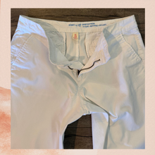 Carregue a imagem no visualizador da Galeria, Khakis by Gap White Skinny Boyfriend Cropped Pants (Pre-Loved) Size 6R
