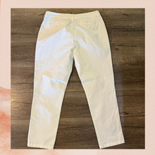 Carregue a imagem no visualizador da Galeria, Khakis by Gap White Skinny Boyfriend Cropped Pants (Pre-Loved) Size 6R
