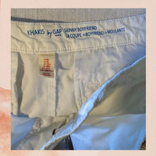 Carregue a imagem no visualizador da Galeria, Khakis by Gap White Skinny Boyfriend Cropped Pants (Pre-Loved) Size 6R
