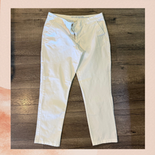 Carregue a imagem no visualizador da Galeria, Khakis by Gap White Skinny Boyfriend Cropped Pants (Pre-Loved) Size 6R
