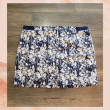 Chargez l&#39;image dans la visionneuse de la galerie, Lee Riders Navy Blue &amp; White Floral Mid-Rise Mini Skort (Pre-Loved) Size 22
