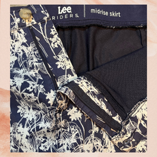 Load image into Gallery viewer, Lee Riders Navy Blue &amp; White Floral Mid-Rise Mini Skort (Pre-Loved) Size 22
