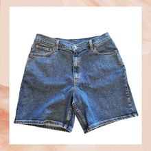 Carregue a imagem no visualizador da Galeria, Levi&#39;s Dark Wash High-Rise Denim Shorts (Pre-Loved) Size 12
