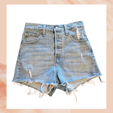Carregue a imagem no visualizador da Galeria, Levi's Med-Light Wash Ribcage Distressed Denim Shorts (Pre-Loved) Size 26
