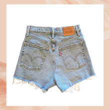 Carregue a imagem no visualizador da Galeria, Levi's Med-Light Wash Ribcage Distressed Denim Shorts (Pre-Loved) Size 26
