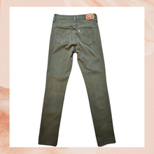 Carregue a imagem no visualizador da Galeria, Levi&#39;s Slimming Skinny Olive Green Jeans (Pre-Loved) Size 29
