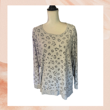 Carregue a imagem no visualizador da Galeria, Light Gray Leopard Print Round Neck Lightweight Sweatshirt (Pre-Loved) Size 1X
