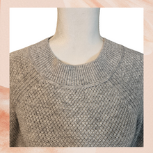 Carregue a imagem no visualizador da Galeria, Light Gray Holey Knit Sweater (Pre-Loved) OS See Measurements
