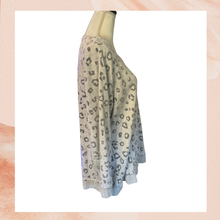 Carregue a imagem no visualizador da Galeria, Light Gray Leopard Print Round Neck Lightweight Sweatshirt (Pre-Loved) Size 1X
