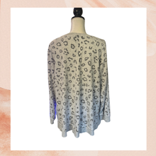 Carregue a imagem no visualizador da Galeria, Light Gray Leopard Print Round Neck Lightweight Sweatshirt (Pre-Loved) Size 1X
