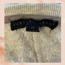 Carregue a imagem no visualizador da Galeria, Light Gray Leopard Print Round Neck Lightweight Sweatshirt (Pre-Loved) Size 1X
