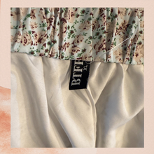 Carregue a imagem no visualizador da Galeria, Light Green Floral Boho Split Ruffle Maxi Skirt (Pre-Loved) Size XL

