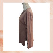 Laden Sie das Bild in den Galerie-Viewer. Light Mauve Cut-Out Ribbed Fitted Sweater (Pre-Loved) OS
