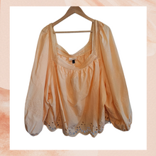 Cargue la imagen en el visor de la galería, Light Orange Embroidered Eyelet Boho Cropped Blouse NWT
