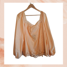 Cargue la imagen en el visor de la galería, Light Orange Embroidered Eyelet Boho Cropped Blouse NWT
