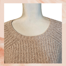 Carregue a imagem no visualizador da Galeria, Light Pink Cable Knit Sweater (Pre-Loved) Medium
