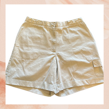 Carregue a imagem no visualizador da Galeria, Liz Claiborne Light Khaki Cargo Shorts (Pre-Loved) Size 16
