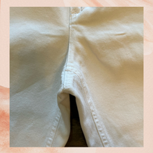 Carregue a imagem no visualizador da Galeria, Liz Claiborne White High-Rise Tapered Jeans (Pre-Loved) Size 10R
