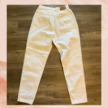 Carregue a imagem no visualizador da Galeria, Liz Claiborne White High-Rise Tapered Jeans (Pre-Loved) Size 10R
