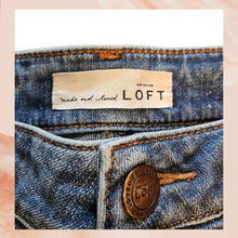 Carregue a imagem no visualizador da Galeria, Loft Medium Wash Straight Leg Jeans (Pre-Loved) Size 26/2
