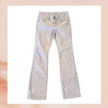 Laden Sie das Bild in den Galerie-Viewer. London Jean Light Lavender Gray Corduroy Bootcut Pants (Pre-Loved) Size 6
