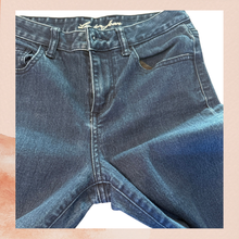 Chargez l'image dans la visionneuse de la galerie, London Jean Dark Wash High-Rise Bootcut Flare Jeans (Pre-Loved) Size 6

