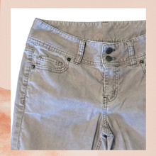 Laden Sie das Bild in den Galerie-Viewer. London Jean Light Lavender Gray Corduroy Bootcut Pants (Pre-Loved) Size 6
