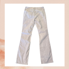 Laden Sie das Bild in den Galerie-Viewer. London Jean Light Lavender Gray Corduroy Bootcut Pants (Pre-Loved) Size 6
