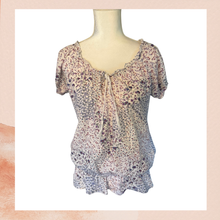 Laden Sie das Bild in den Galerie-Viewer. Love Potion Light Purple Floral Puff Sleeve Peplum Blouse (Pre-Loved) Size Medium
