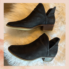 Cargue la imagen en el visor de la galería, Lucky Brand Black Perforated Cut-Out Ankle Booties (Pre-Loved) Size 9M
