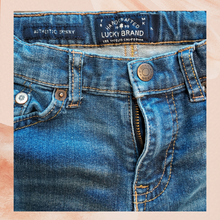 Cargue la imagen en el visor de la galería, Lucky Brand Med Wash Authentic Skinny Jeans (Pre-Loved) Boy&#39;s Size 7
