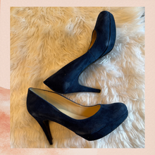 Laden Sie das Bild in den Galerie-Viewer. Marc Fisher Navy Blue Suede Platform Pumps (Pre-Loved) Size 9M
