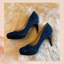Laden Sie das Bild in den Galerie-Viewer. Marc Fisher Navy Blue Suede Platform Pumps (Pre-Loved) Size 9M
