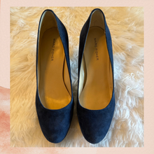 Laden Sie das Bild in den Galerie-Viewer. Marc Fisher Navy Blue Suede Platform Pumps (Pre-Loved) Size 9M
