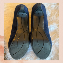 Laden Sie das Bild in den Galerie-Viewer. Marc Fisher Navy Blue Suede Platform Pumps (Pre-Loved) Size 9M
