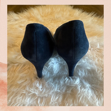 Laden Sie das Bild in den Galerie-Viewer. Marc Fisher Navy Blue Suede Platform Pumps (Pre-Loved) Size 9M
