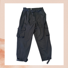 Laden Sie das Bild in den Galerie-Viewer. Marika Black Athletic Cropped Pants (Pre-Loved) Size Medium
